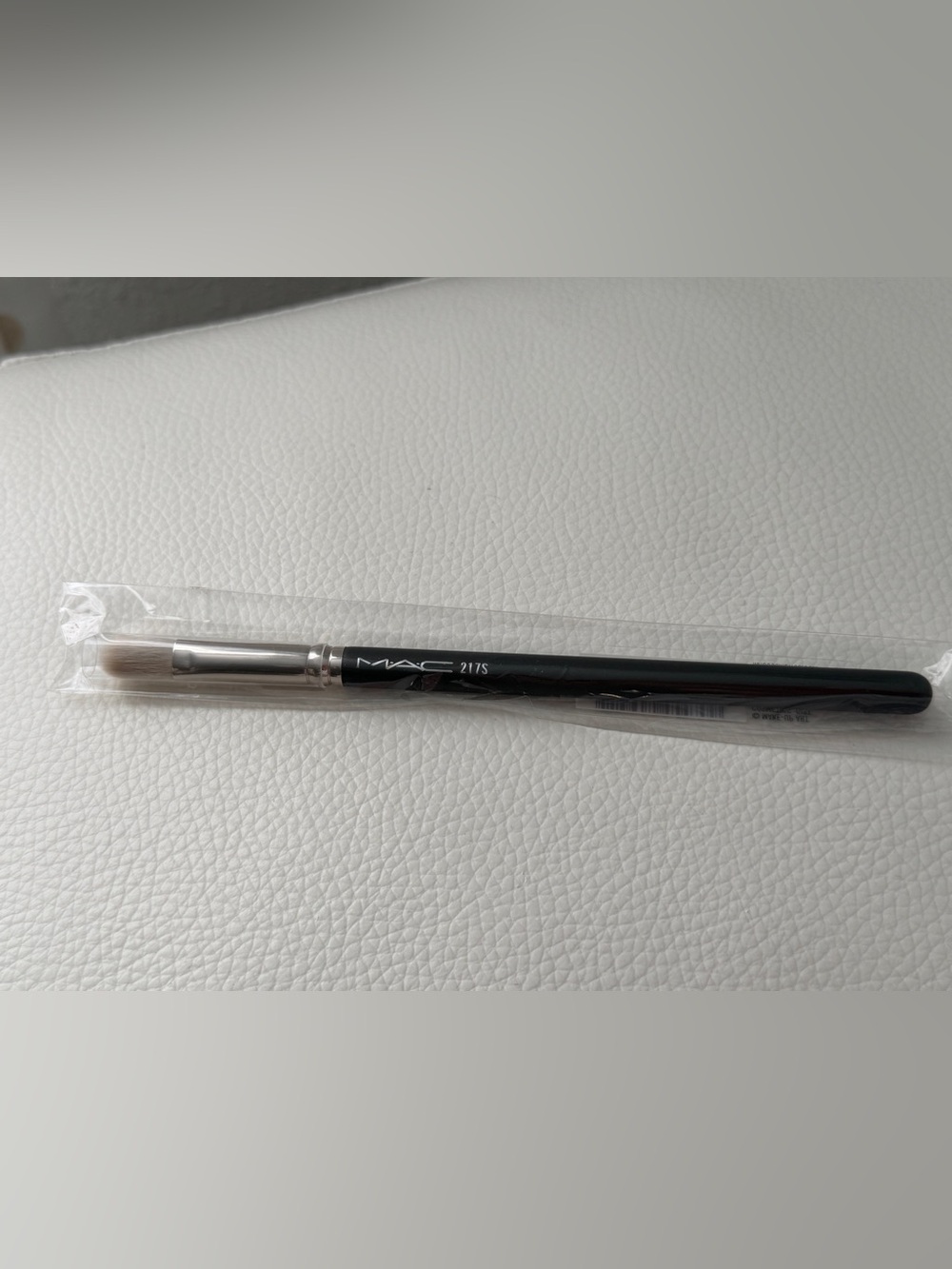 MAC Cosmetics 217S Eye Brush - Black Handle with White-Tipped Bristles